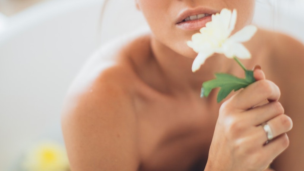 What does the lady in waiting report about her mistress?